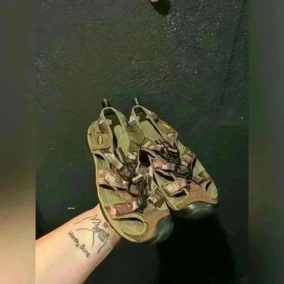 Kids Keen Brown Green Camo Sandals Size 6 - Picture 1 of 8